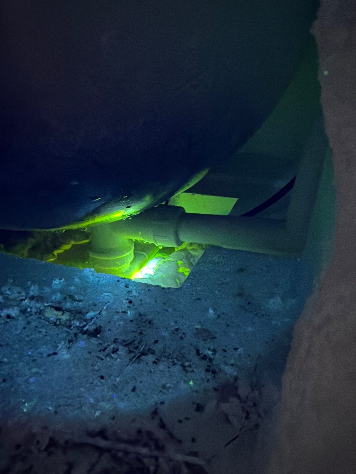 Leckage unter UV-Licht sichtbar gemacht