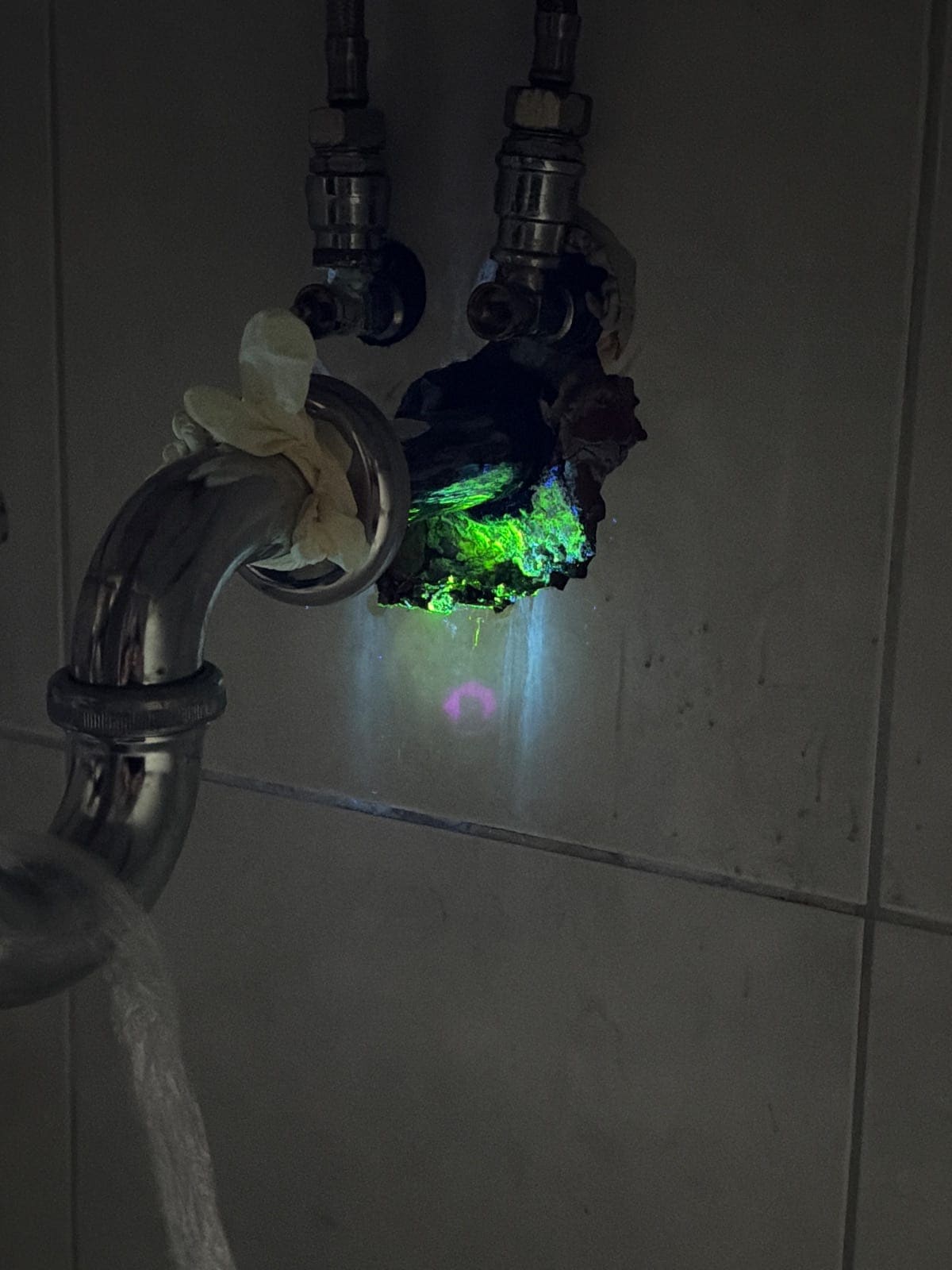 Fluoreszierender Tracer zeigt die undichte Stelle