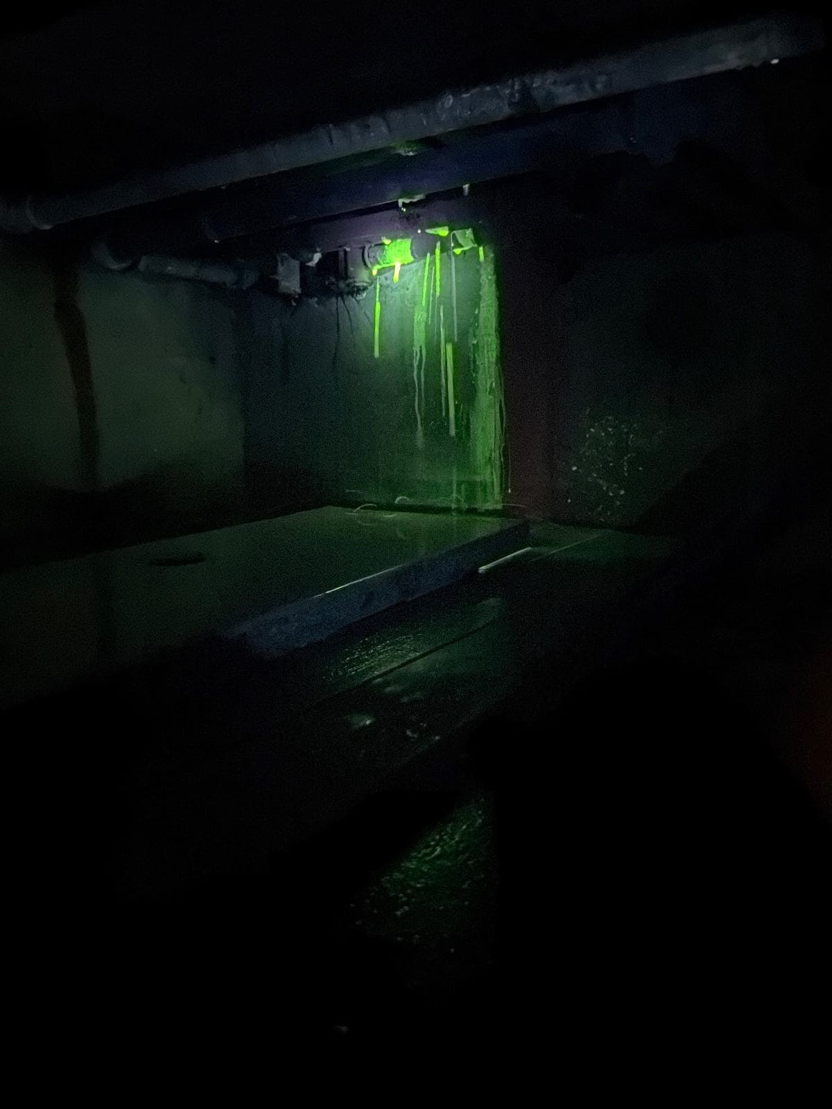 Tracer tritt unter UV-Licht an der Leckstelle aus