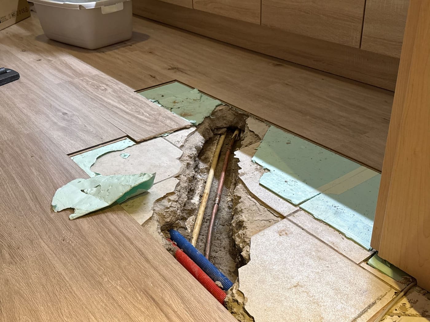 Geöffneter Boden mit Leitungen