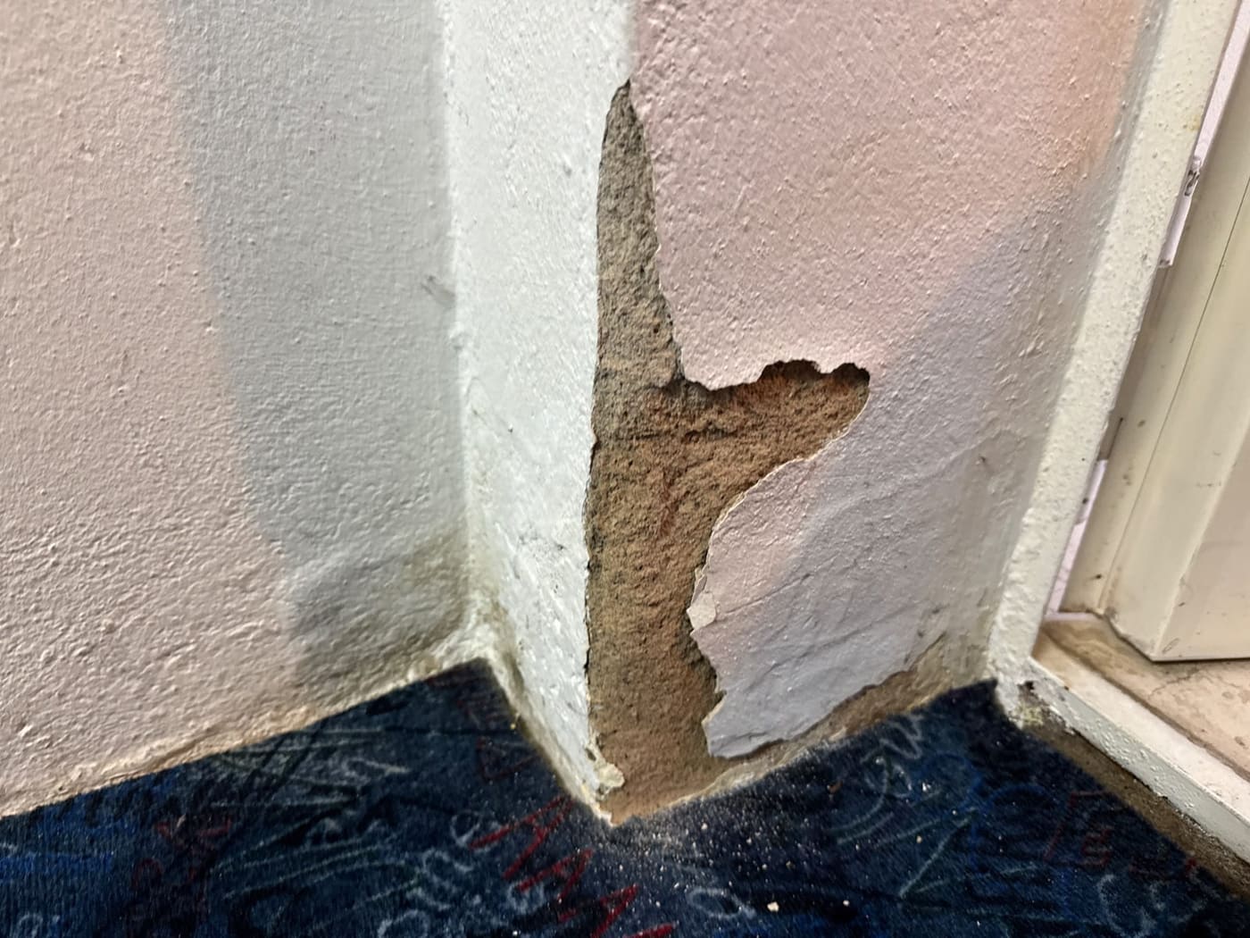 Feuchteschaden an einer Wandecke